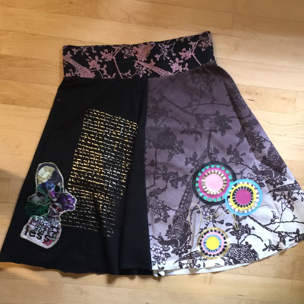 ⭐️Desigual embroidered graphic skirt black with colors Size small